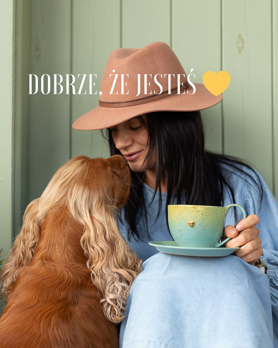 Kobieta z ceramiczną filiżanką